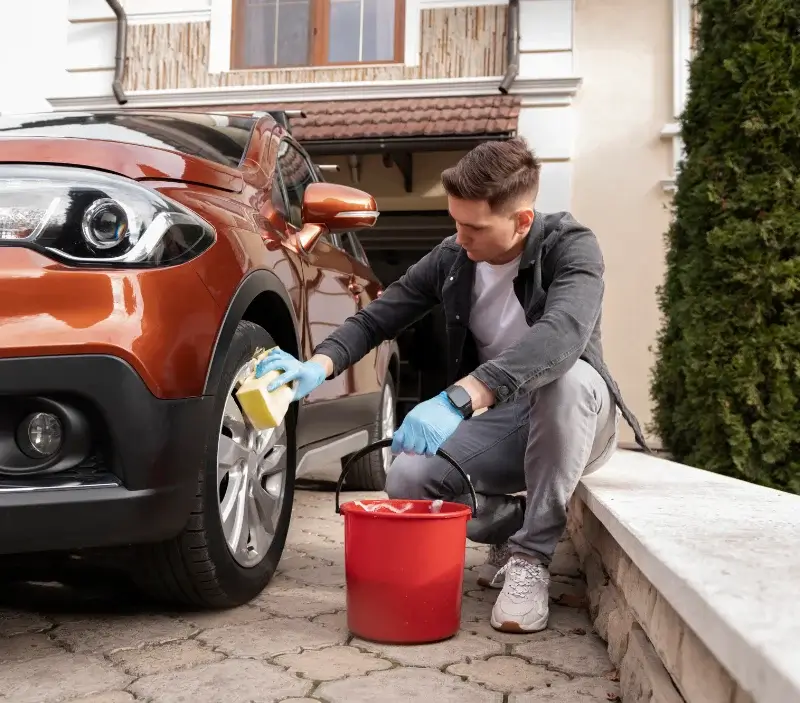 Lavage auto à domicile Alzen : professionnel intervenant sur un véhicule